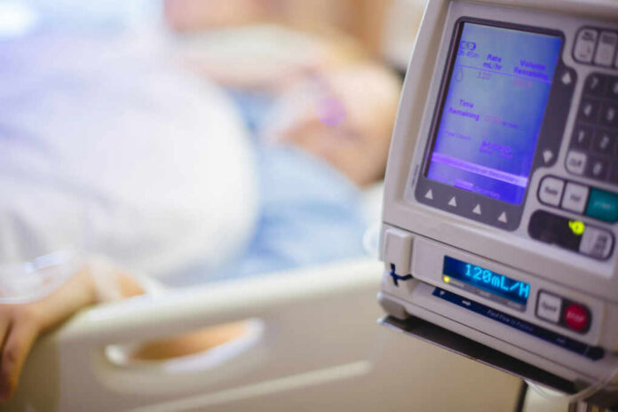 shutterstock1449440597jpg-1 IV pump displaying medication flow rate in a hospital room